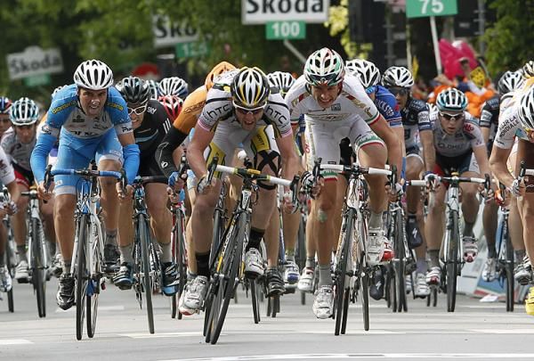 Matthew Goss (HTC - Columbia) outsprints Filippo Pozzato (Katusha) and Tyler Farrar (Garmin - Transitions) to win stage nine.