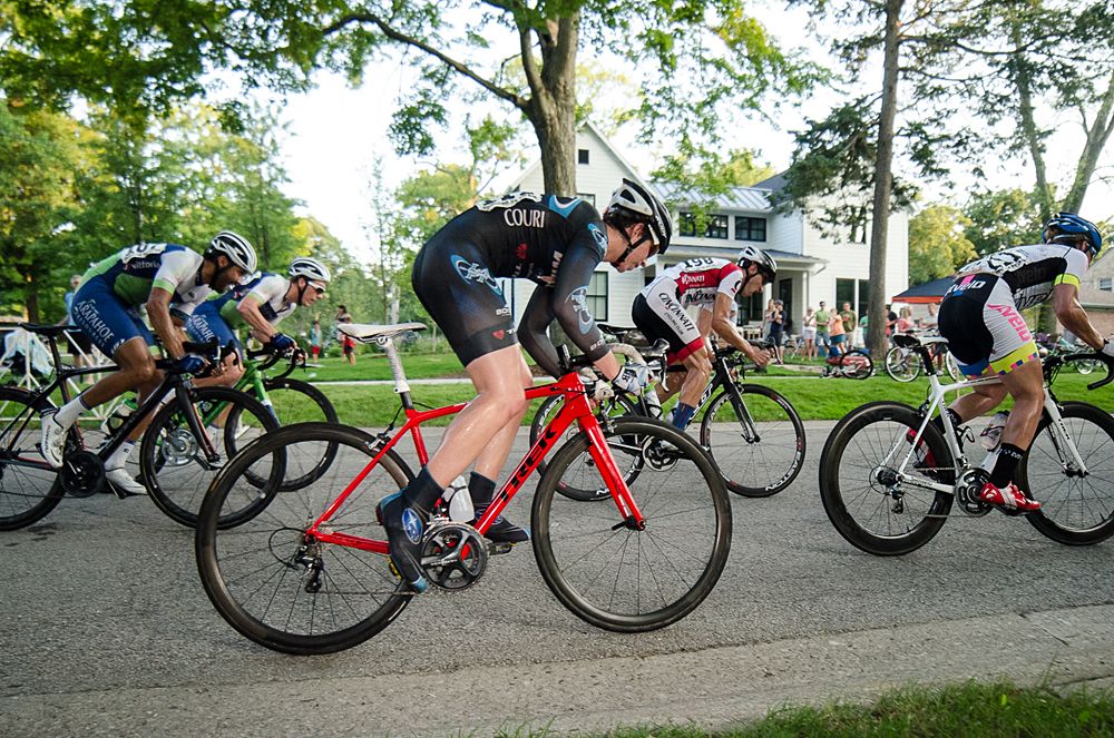 Fans out on their lawns to watch the pro men's race