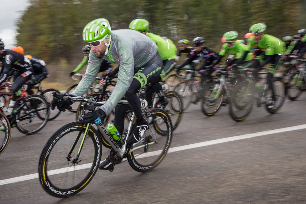 Ryder Hesjedal (Cannondale) moves towards the front of the field