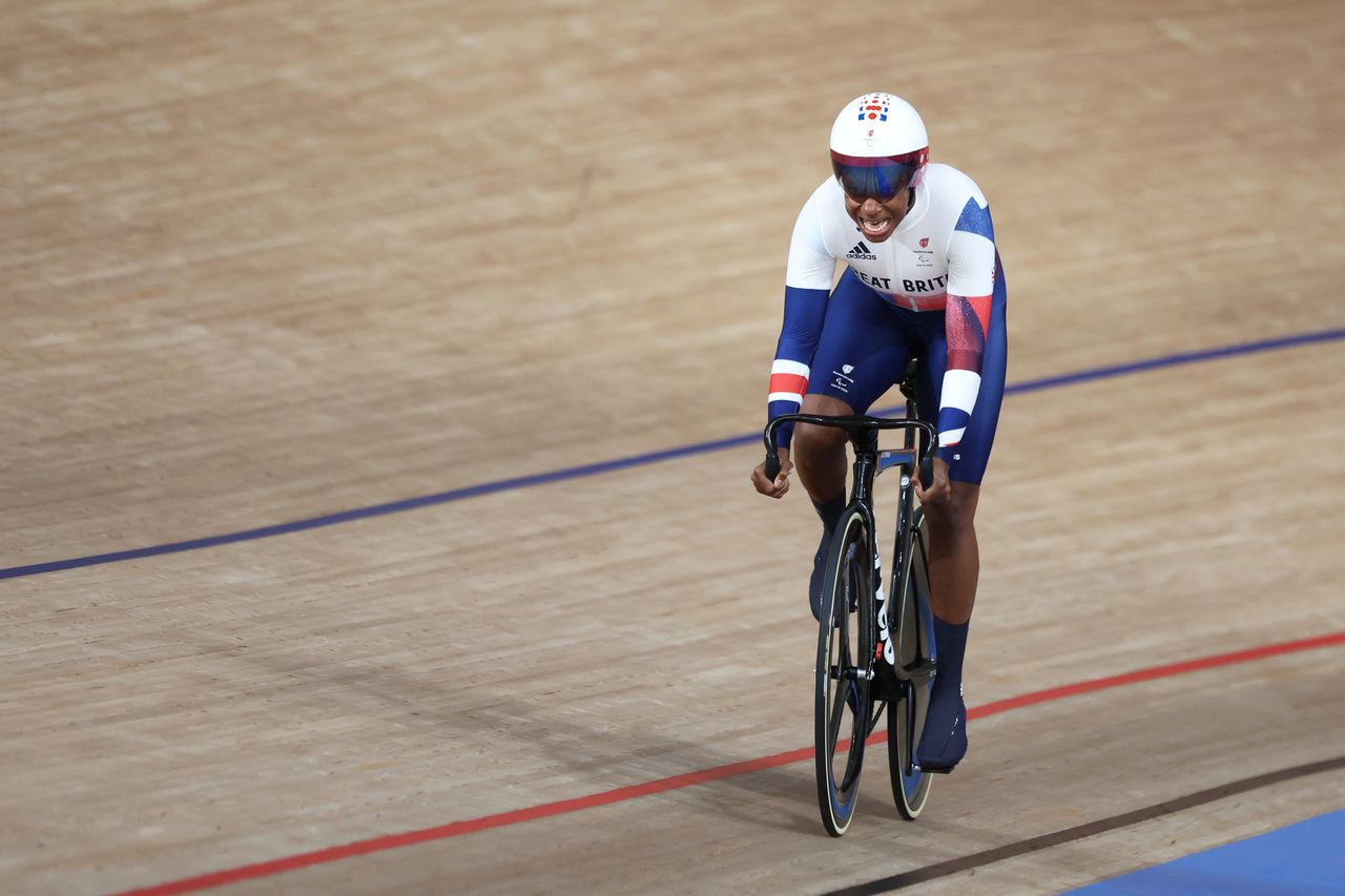 Kadeena Cox riding to gold and a new world record at the Tokyo 2020 Paralympic Games