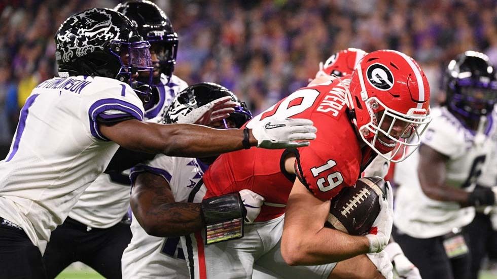 Georgia Bulldogs tight end Brock Bowers (19) pulls his tacklers after a catch during the Georgia Bulldogs game versus the TCU Horned Frogs in the College Football Playoff National Championship game on January 9, 2023.