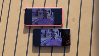 Samsung Galaxy S9 Plus (ovan) vs LG G7 ThinQ (nedan) i direkt solljus. G7 ser ljusare ut i det här testet.