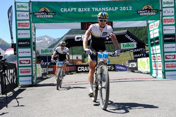 Team Bulls, fourth men team today, arrives in Livigno, in front Karl Platt, Tim B