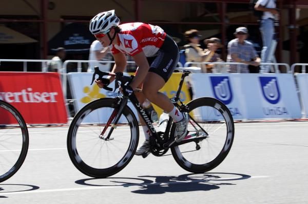 Chloe Hosking (Specialized) out of the saddle