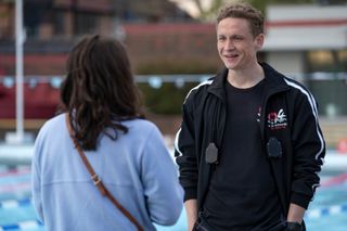 Nathalie Issa as Yusra Mardini, Matthias Schweighöfer as Sven in The Swimmers.