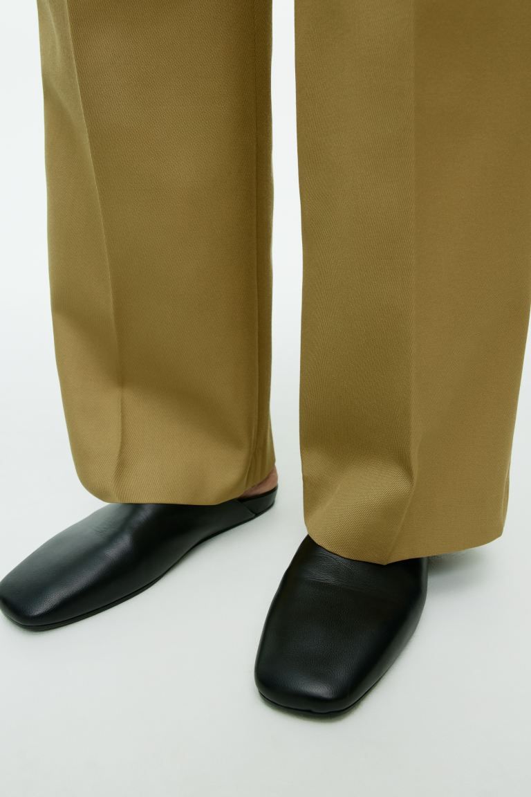 missing-image أحذية برادا المصنوعة من الساتان ستكون موجودة في كل مكان هذا الربيع