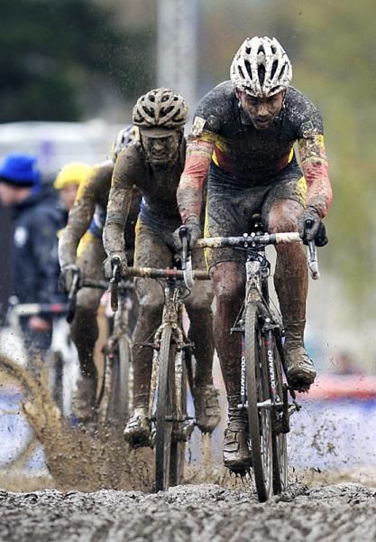 Sven Nys powers through the sloppy parcours in Igorre, Spain.