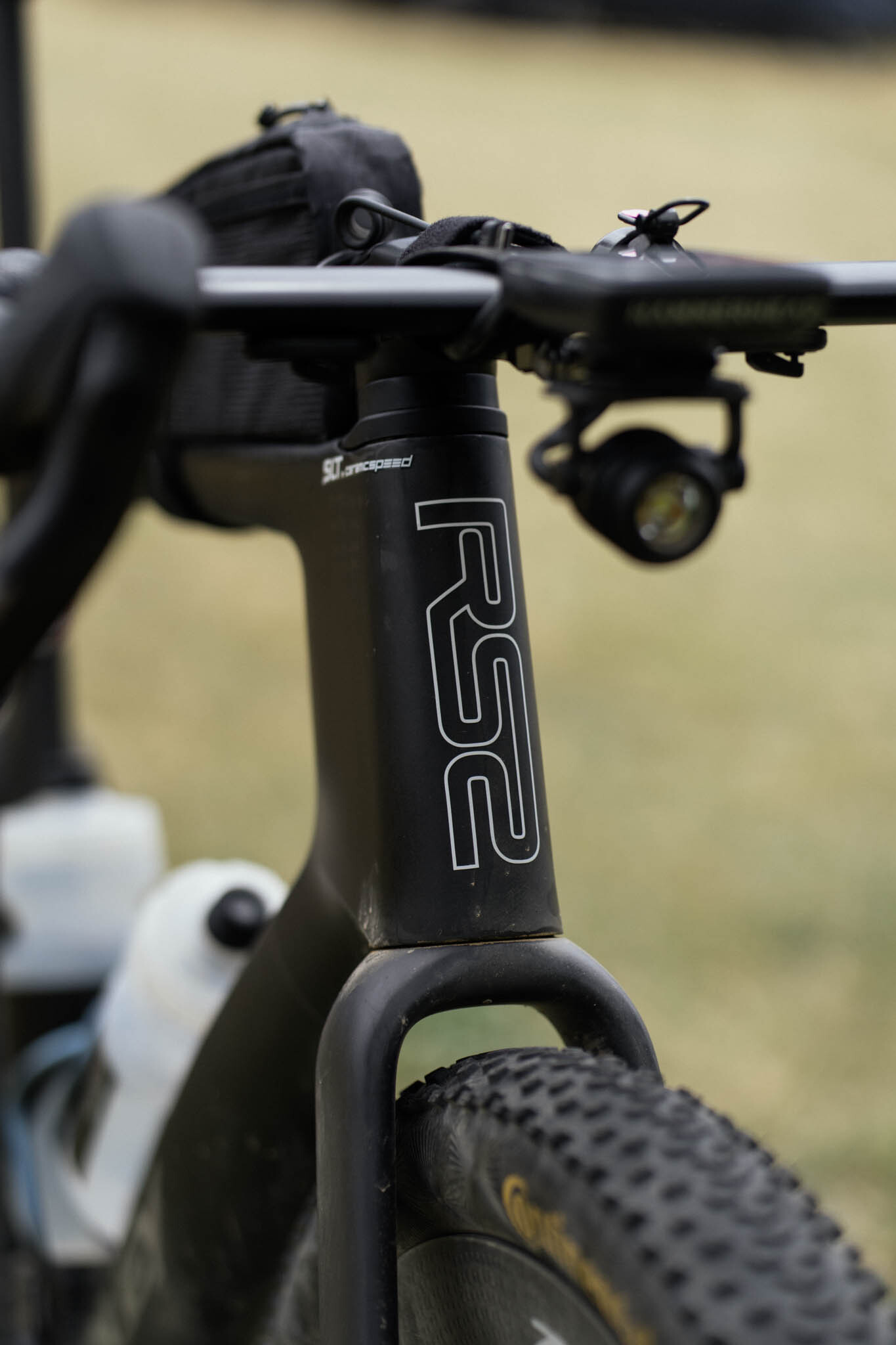 Bicicleta de cascalho Aero Ridley, protótipo preto fosco da Traka 2026'