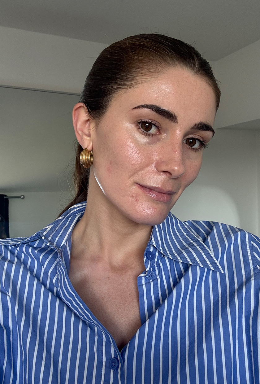 Sandy gölgesinde Jones Road Everyday Sunscreen'i kullandıktan sonra Eleanor