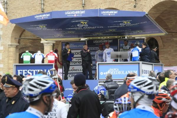 The start of stage 6 at Tirreno