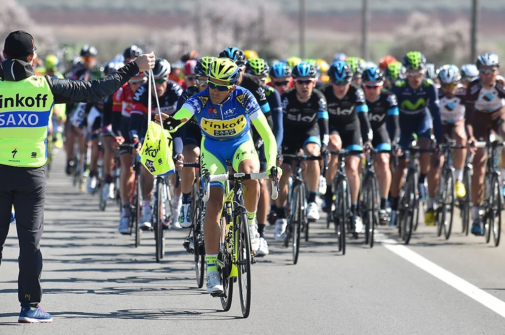 Alberto Contador grabs lunch