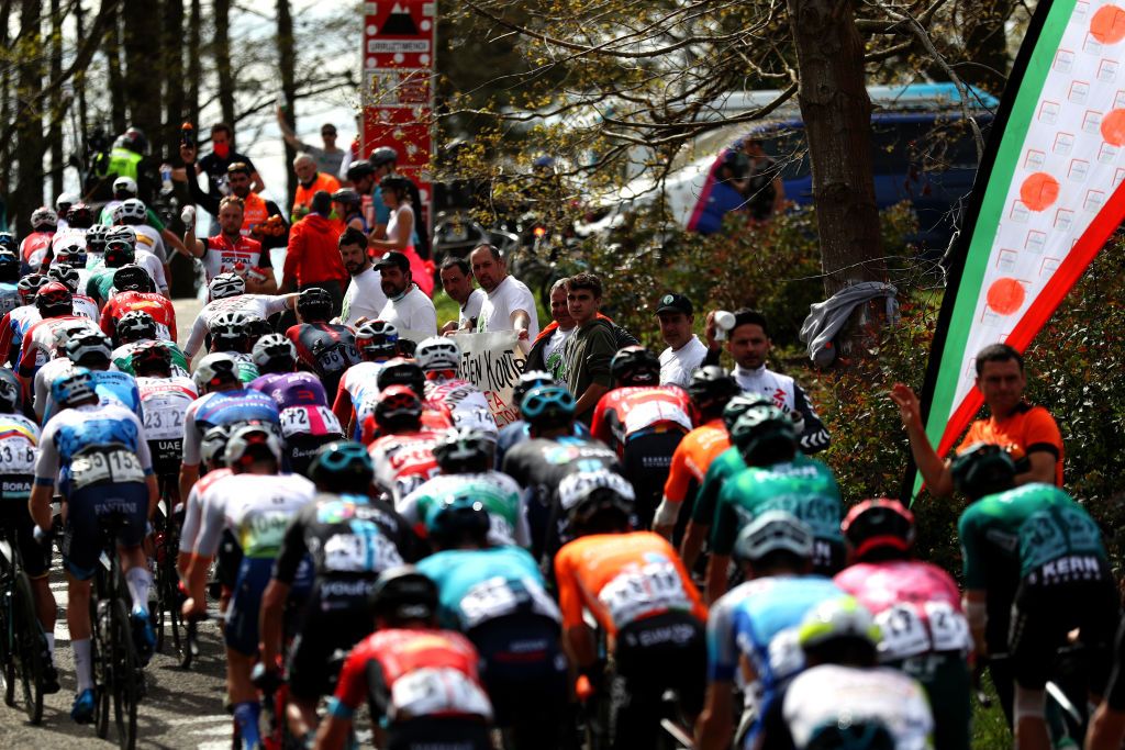 ZAMUDIO SPAIN APRIL 07 A general view of the peloton competing during the 61st Itzulia Basque Country 2022 Stage 4 a 1856km stage from VitoriaGasteiz to Zamudio itzulia WorldTour on April 07 2022 in Zamudio Spain Photo by Gonzalo Arroyo MorenoGetty Images