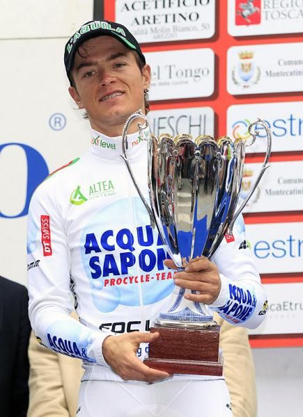 Carlos Betancur (Acqua &amp; Sapone) with his second place trophy.