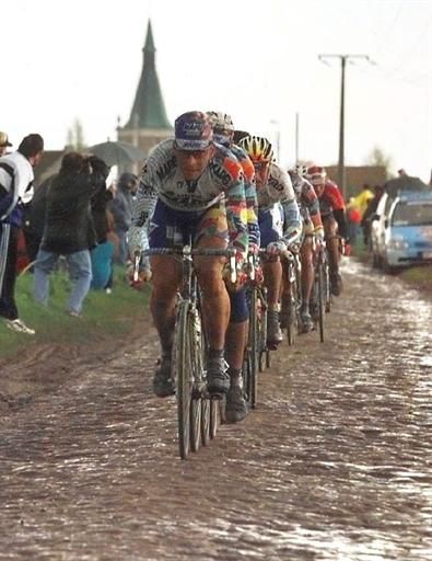 Franco Ballerini in full flight on the cobbles of Roubaix in 1998
