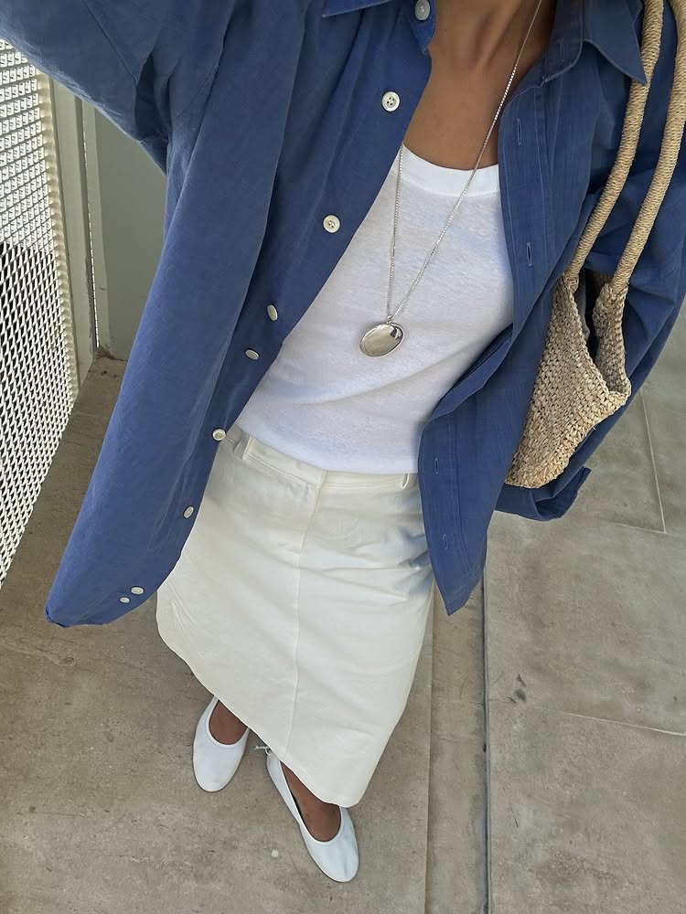 @deborabrosa wears a pair of white ballet flats, a cream denim skirt and a blue shirt