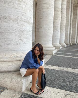 Sophisticated Fashion Trends: @deborabrosa wears a blue linen shirt, white shorts and black low-heeled mules