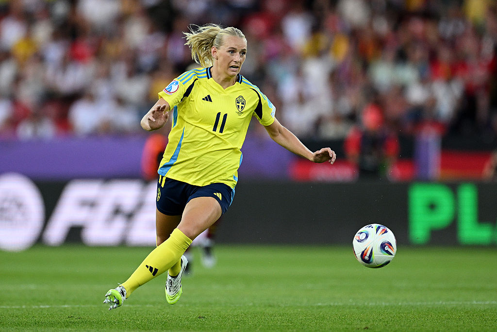 Stina Blackstenius dribbling the ball
