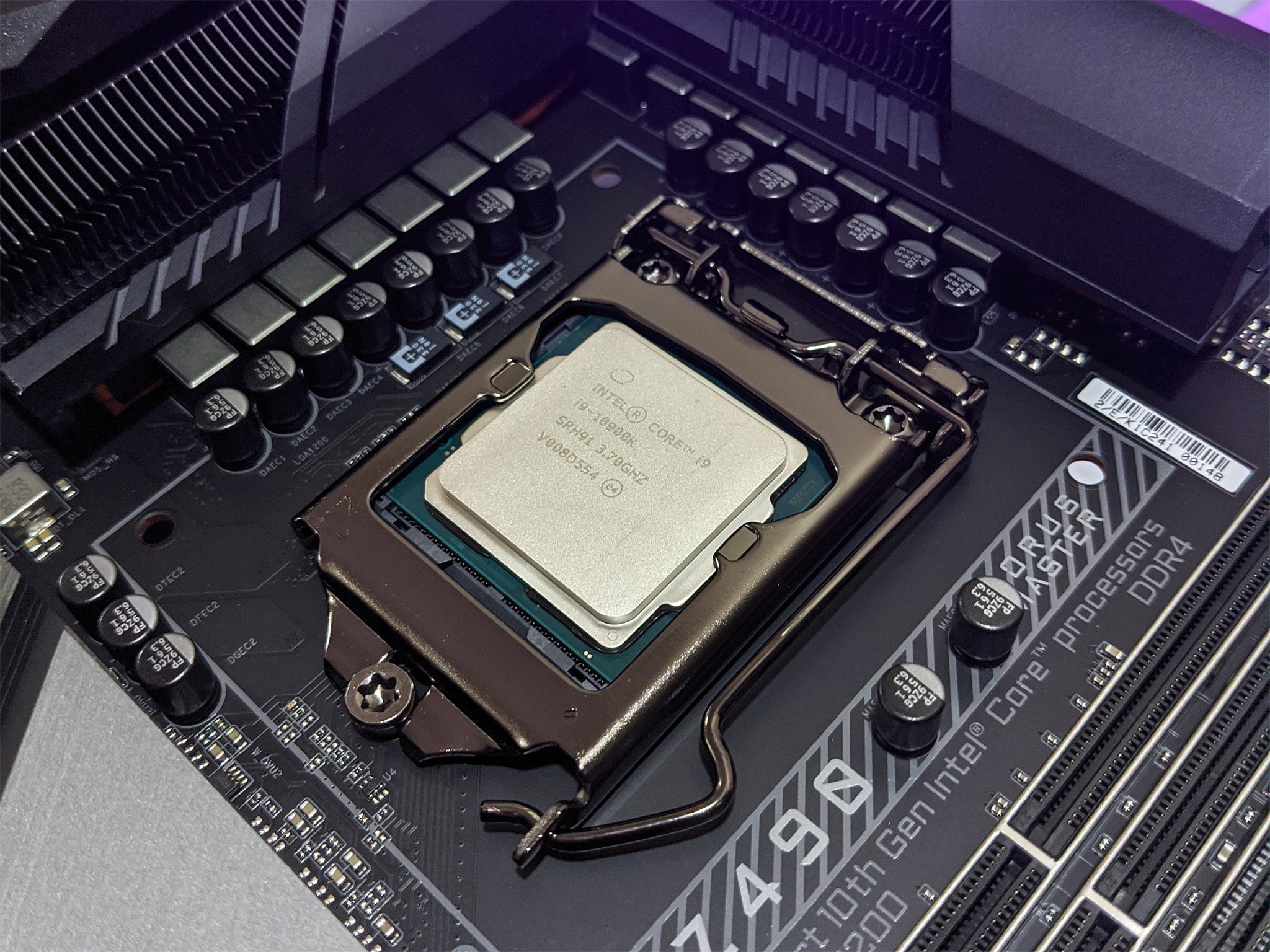 Intel game. Видеокарты Интел 2021. I9 9000kf. Intel Nuke i9. Intel "Graphics Card" with 3 CPU.