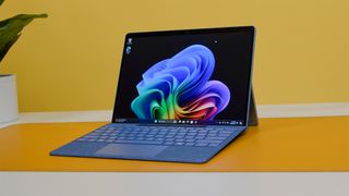 Een Microsoft Surface Pro Copilot+ PC op een bureau