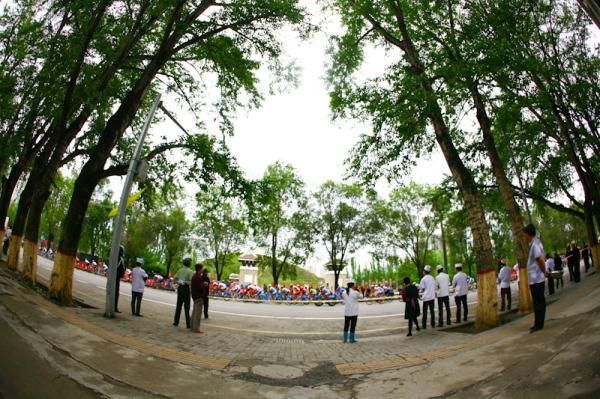 The peloton along Lenghu Road