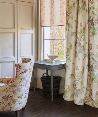 Country-curtain-ideas-for-living-rooms-2-Colefax-Fowler