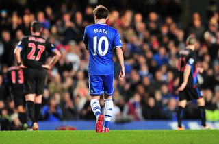 Chelsea's Spanish midfielder Juan Mata (C) walks off the pitch after being substututed during the English Premier League football match between Chelsea and Crystal Palace at Stamford Bridge in London on December 14, 2013. Chelsea won 2-1.