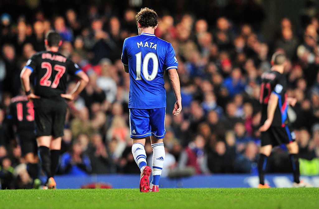 Chelsea's Spanish midfielder Juan Mata (C) leaves the field after being substituted during the English Premier League football match between Chelsea and Crystal Palace at Stamford Bridge in London on December 14, 2013. Chelsea won 2-1.