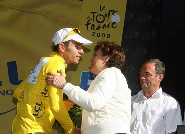Rinaldo Nocentini receives congratulations from the French minister of sport.