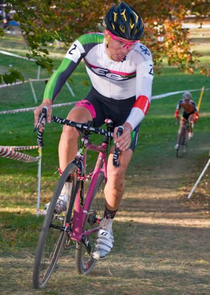 Luca Damiani (Kenda) begins to distance himself from second place rider Valentin Scherz (Cyfac).