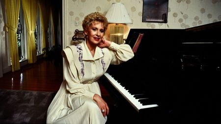 tammy wynette in her living room, 1982