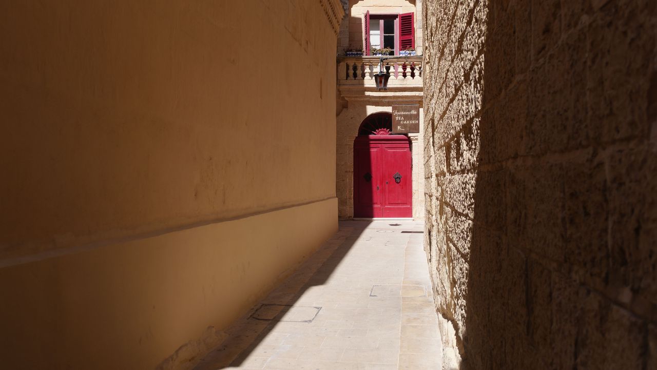 Panasonic Lumix L10 image gallery: a bright red door down an an old alleyway in Valetta, Malta