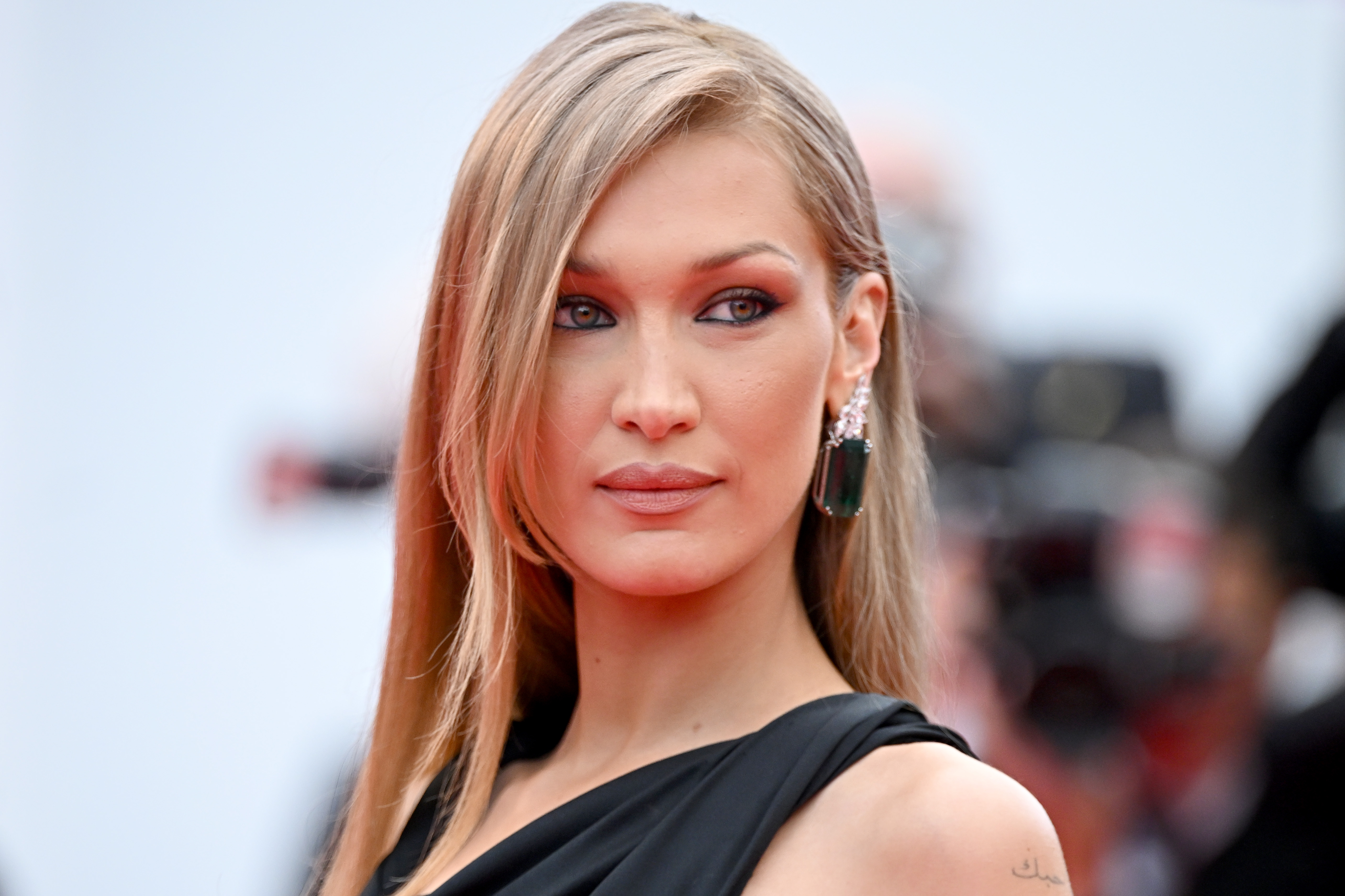 face framing - Bella Hadid