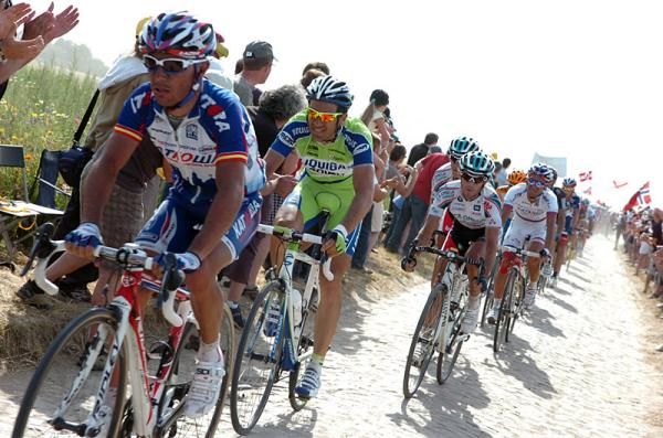 Joaquin Rodriguez (Katusha) leads Ivan Basso (Liquigas - Doimo) on the cobbles.