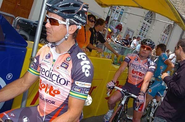 Robbie McEwen (Predictor-Lotto) at sign-in with his fellow teammates.