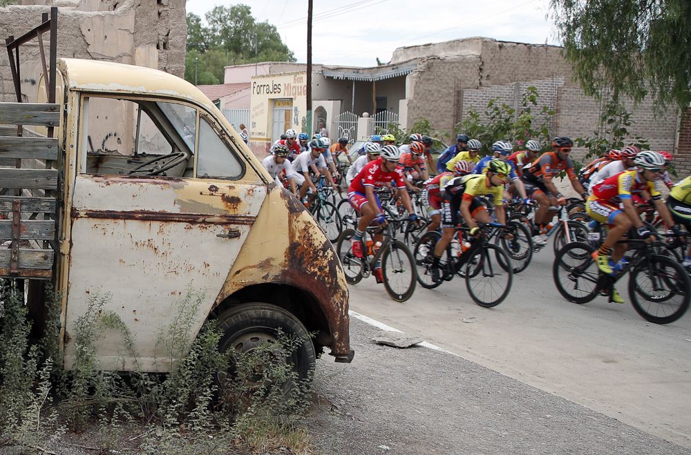The Vuelta a San Juan peloton en route to Villa San Agust&iacute;n during stage 4