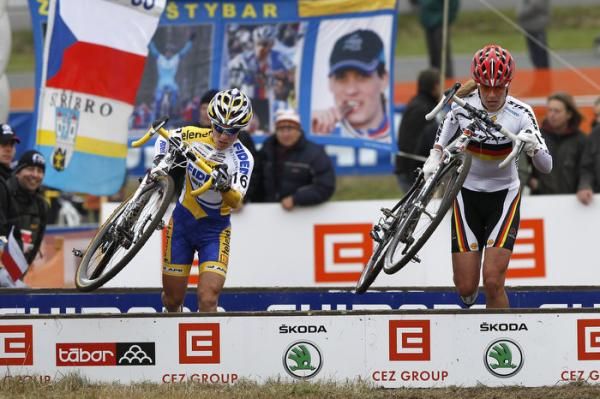 Pavla Havlikova races Hanka Hupfernagel over the barriers