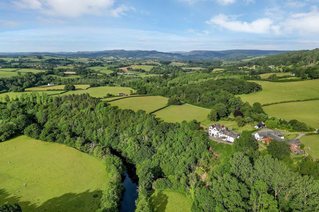 Cefnllysgwynne Estate Property for Sale