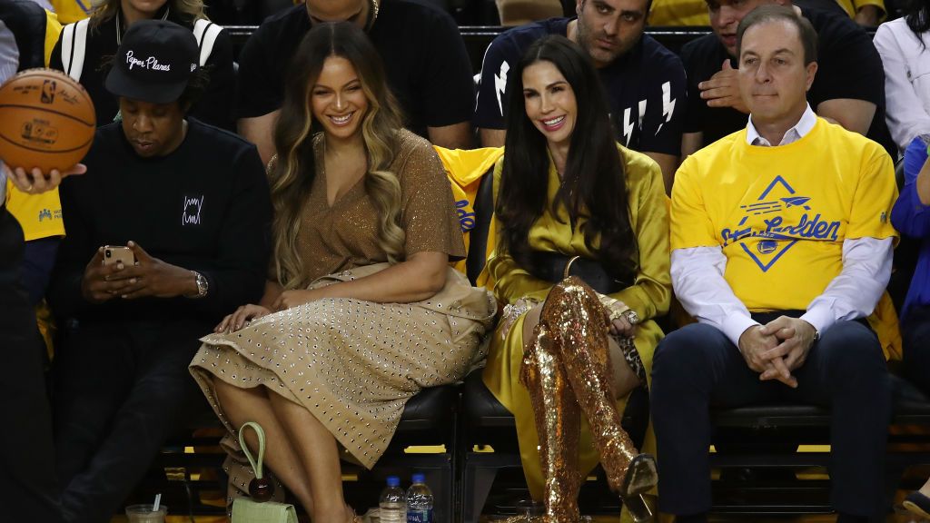Yellow, Basketball, Team, Competition event, Event, Championship, Fan,