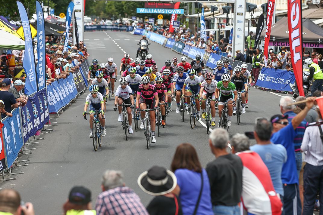 The women's peloton during the finale day of racing