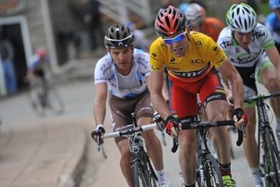 Evans toughs it out on the ascent to the finish