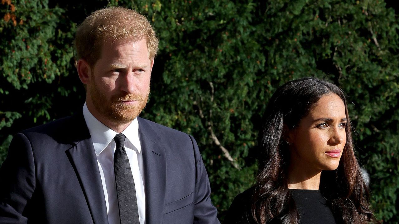 Prince Harry and Meghan Markle arrive at the walk to Windsor Castle to see the public&#039;s tributes to Queen Elizabeth