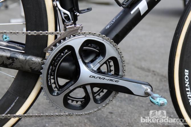 175mm-long Shimano Dura-Ace 9000 crankarms are equipped with 53/39T chainrings here.