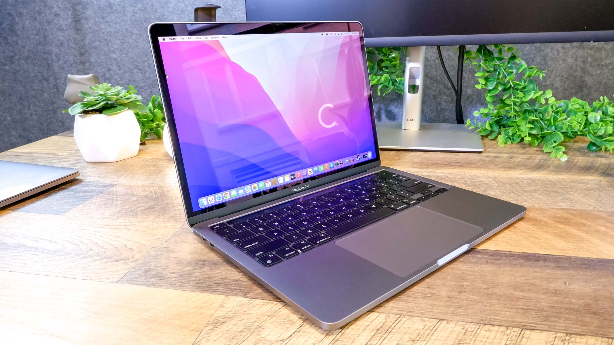 MacBook Pro 13 Zoll (M2, 2022) auf einem Schreibtisch sitzend – Testbericht zum MacBook Pro 13 Zoll (M2, 2022).
