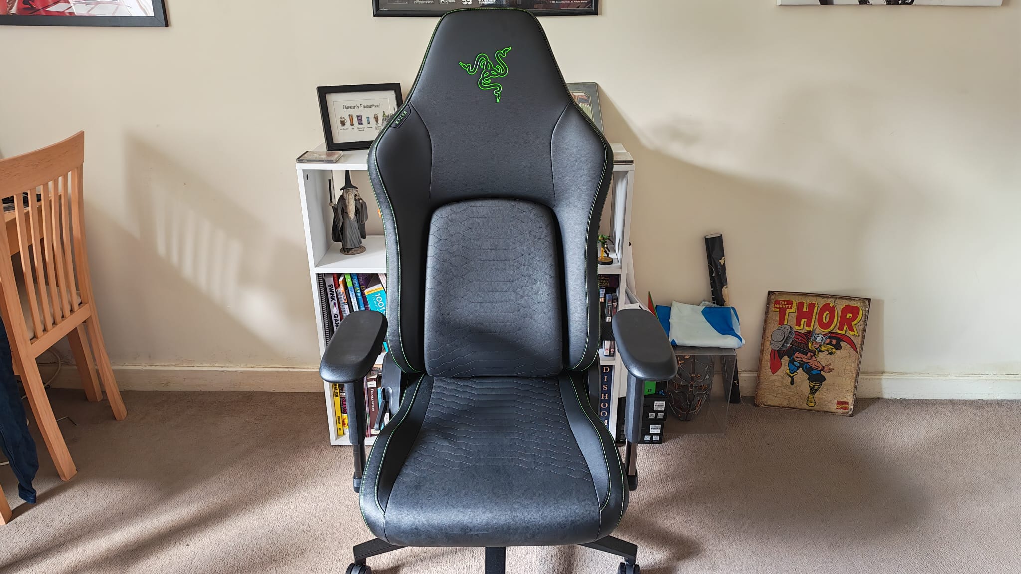 A Razer Iskur V2 NewGen facing the camera in a living room