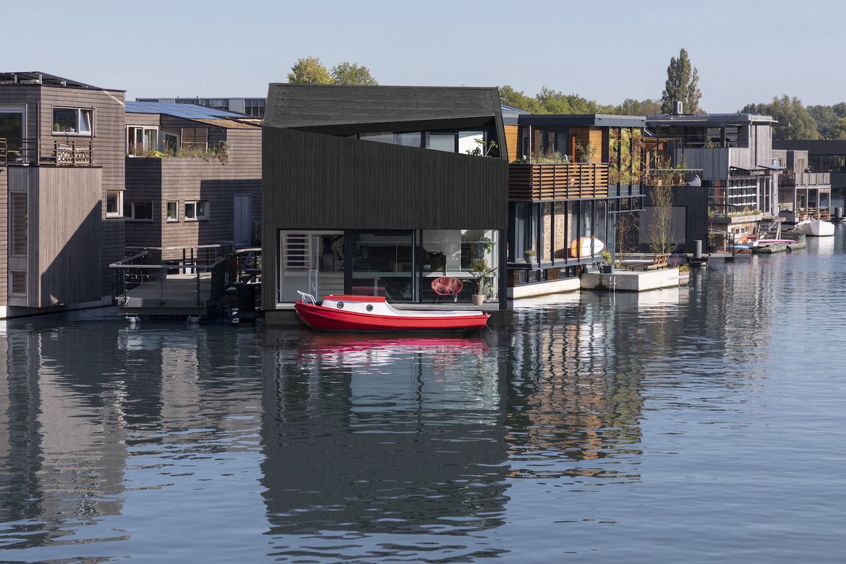 Explorez une maison flottante moderne à Amsterdam