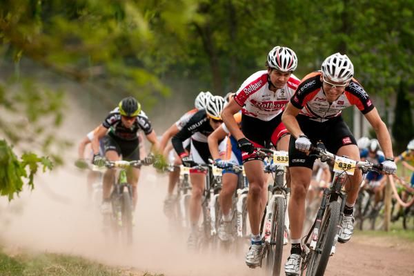 Thomas Litscher (Felt-&Ouml;tztal-X Bionic) and Heiko Gutmann (Rothaus Poison Bikes) at the start