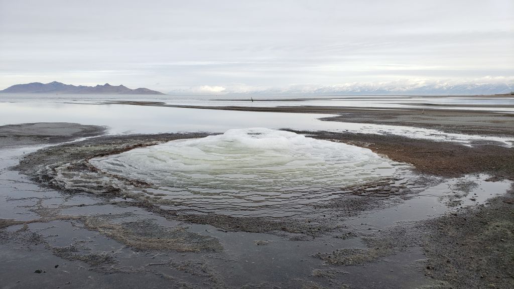 Strange 'martian' mineral mounds rise up from Utah's Great Salt Lake ...