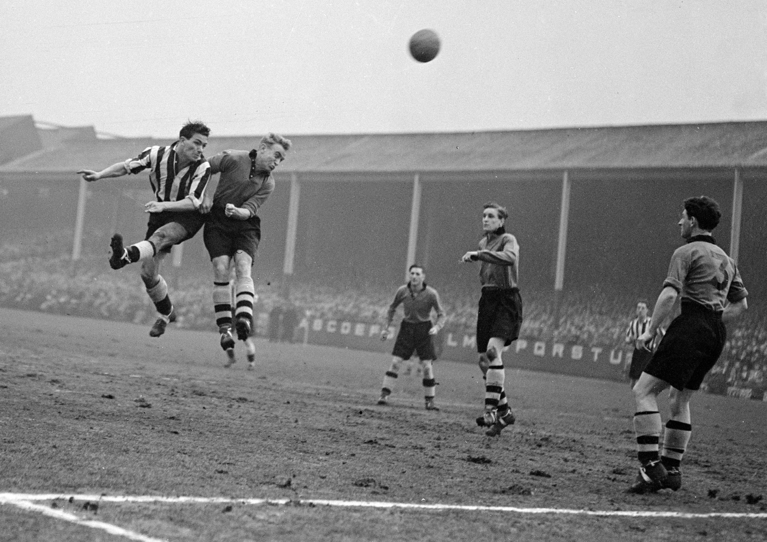 George Robledo challenges for a high ball whilst representing Newcastle United in 1951