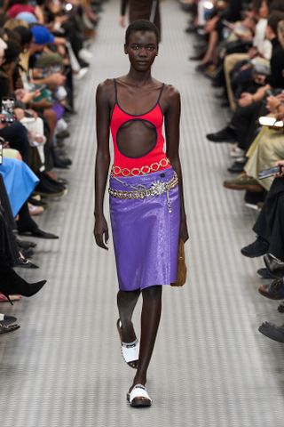 Ein Model läuft über den Laufsteg bei Miu Mius Frühjahr/Sommer 2025 Paris Fashion Week.