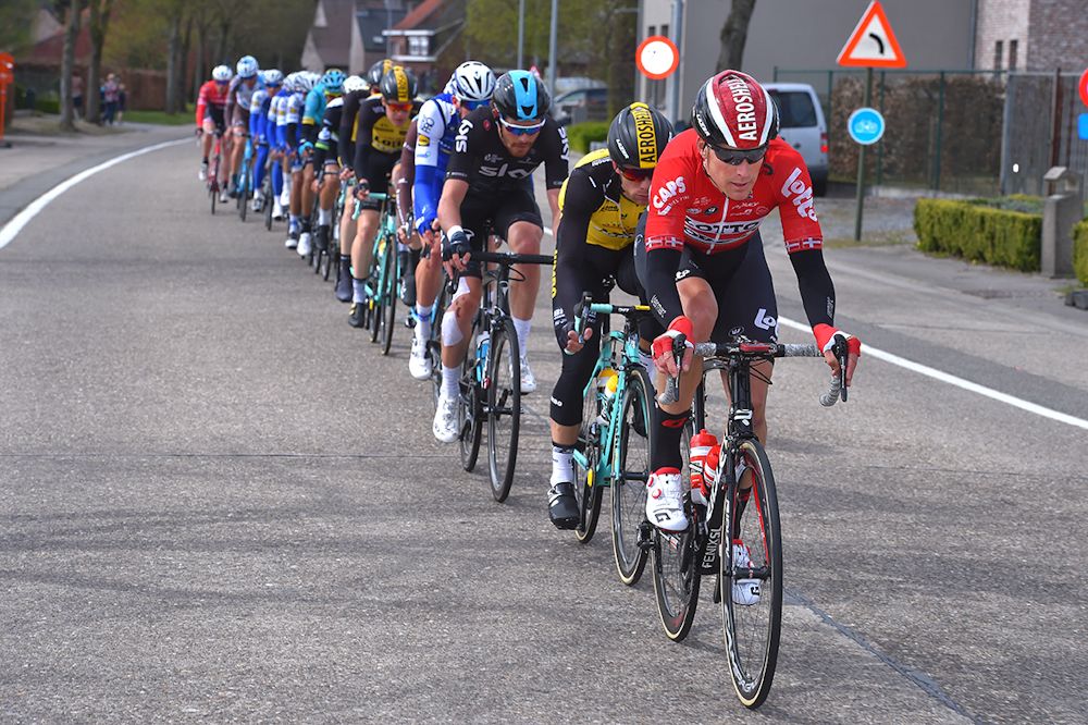 The peloton lined out at Scheldeprijs